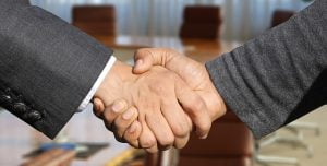 side 2   shaking hands 3091906 640
